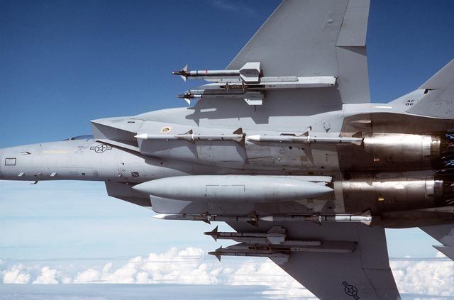 File:F-15C AIM-9 AIM-120 m02006120700063.jpg
