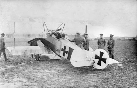 File:Richthofen and Falkenhayn with Fokker Dr.I c1918.jpg