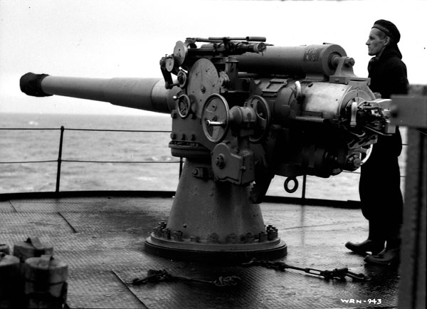 File:BL 4 inch Mk VII gun DEM 1943 LAC 3394508.jpg