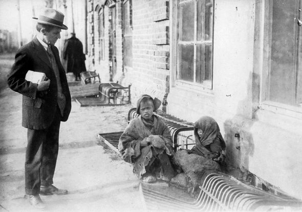 File:Vernon Kellogg encounters two refugees on a Moscow street.jpg