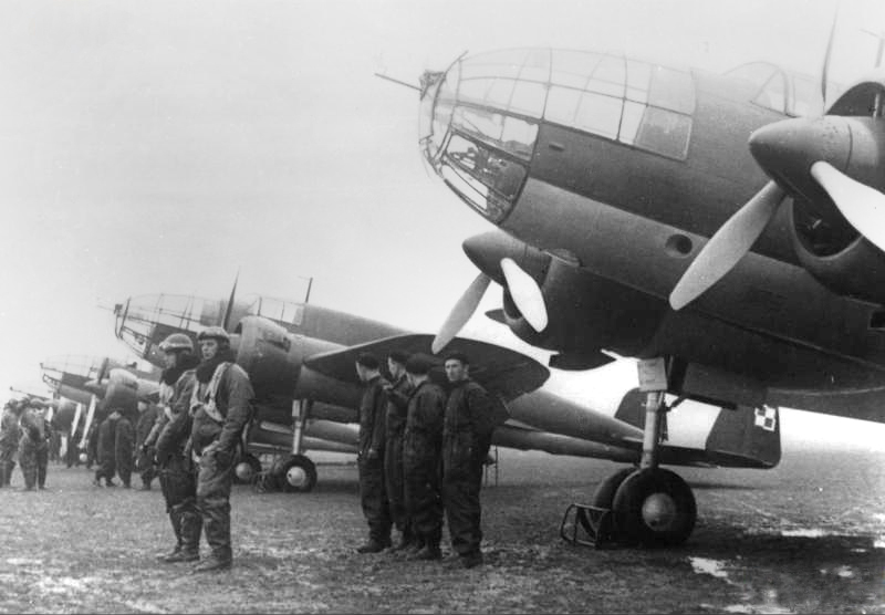 File:Samoloty PZL.37 Łoś wraz z załogami 02 (1939).jpg