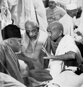 File:Gandhi, Patel and Maulana Azad Sept 1940.jpg
