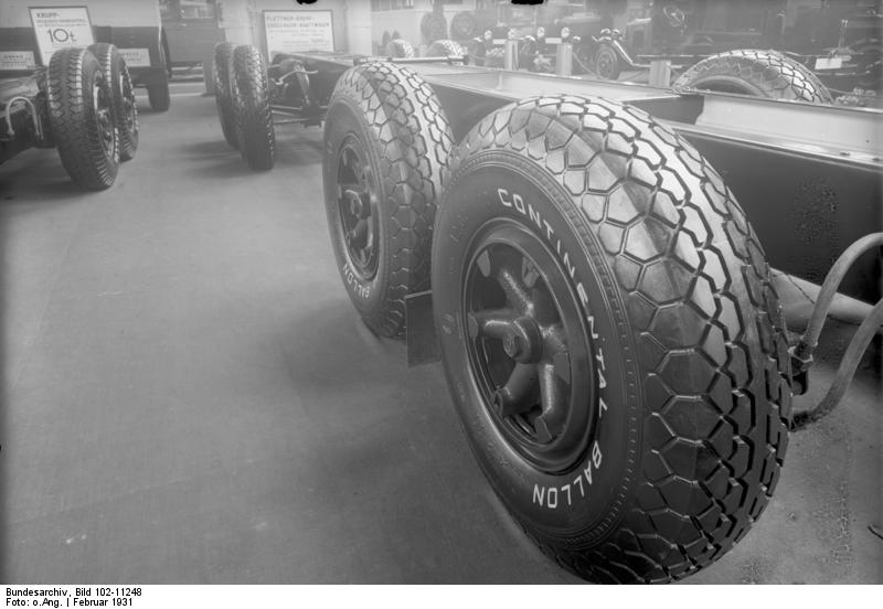 File:Bundesarchiv Bild 102-11248, Berlin, Eröffnung der Automobilausstellung.jpg