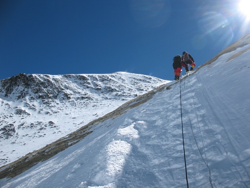 File:Climbing through the Yellow Band, Mt. Everest, -May 2007 a.jpg