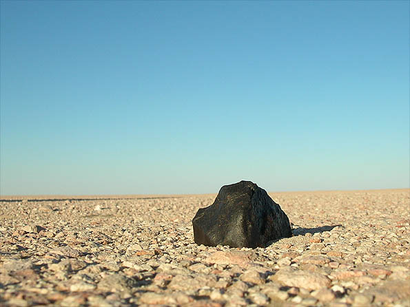 File:Meteoritenfund auf Wüstenpflaster.jpg