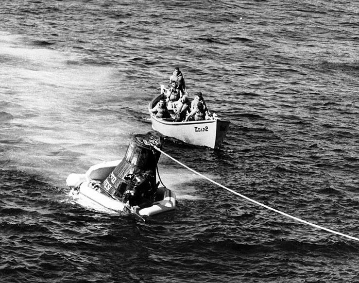 File:Recovery of Sigma 7 space capsule by USS Kearsarge October 1962.jpg