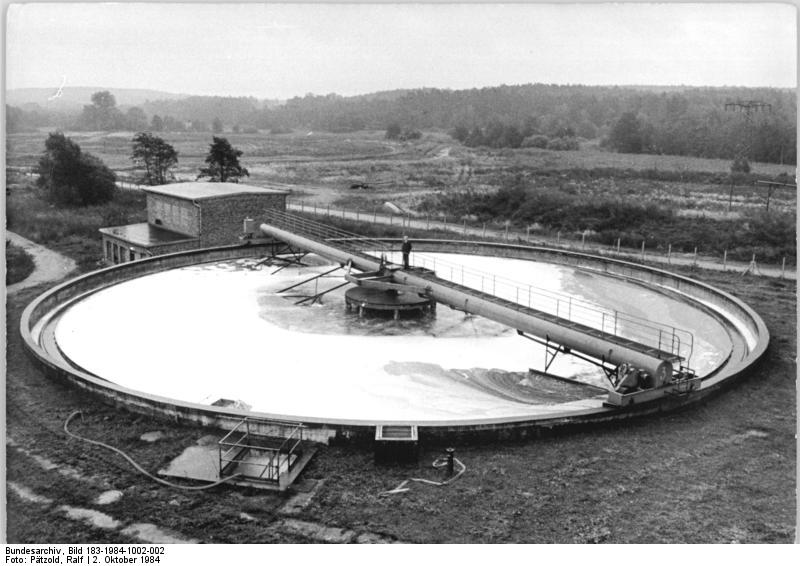 File:Bundesarchiv Bild 183-1984-1002-002, Güstrow, Zuckerwerk, Klärwerk.jpg