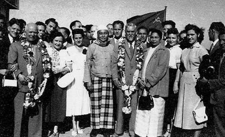 File:U Nu with Soviet leaders in Rangoon, December 1955.jpg