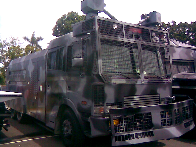 File:Vehiculo policial Antidisturbios con con cañon de agua (U.C.M.) - Policía Nacional de Panamá (2011).jpg