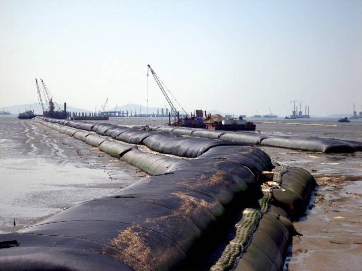 File:Geotextile tubes hyraulically filled with sand.jpg