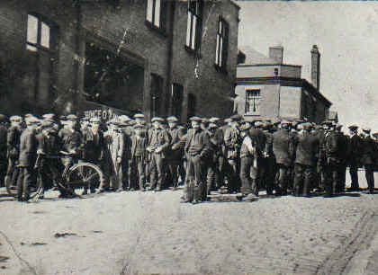 File:Tyldesley miners outside the Miners Hall during the 1926 General Strike.jpg