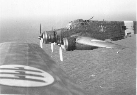 File:Savoia-Marchetti S.M.79 flight in formation.jpg