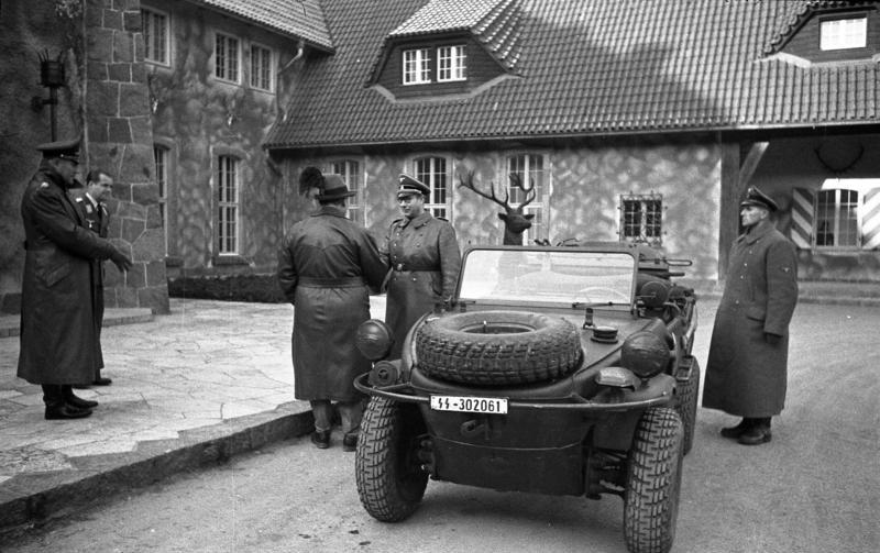 File:Bundesarchiv Bild 146-1979-175-10, Carinhall, Göring begrüßt SS-Führer.jpg