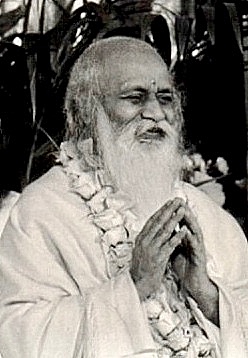 Maharishi Mahesh Yogi with NandkishoreC.jpg
