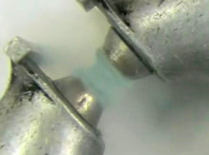 File:Liquid oxygen in a magnet 2.jpg