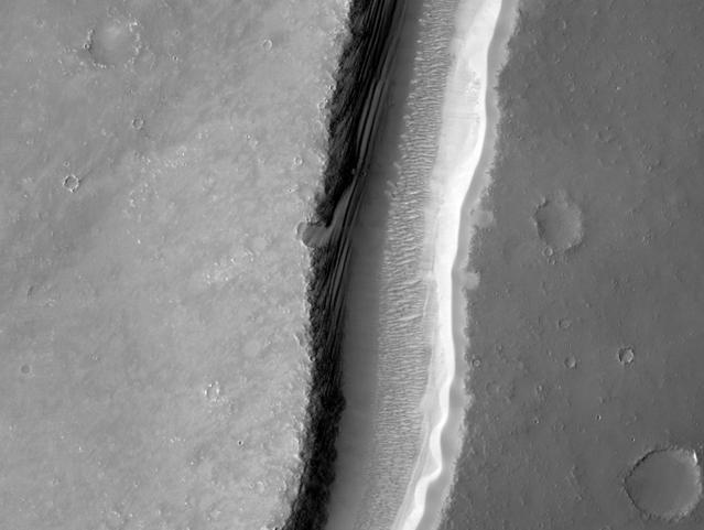 File:Arnus Vallis layers.JPG