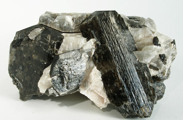 File:Fluororichterite-Calcite-280570.jpg