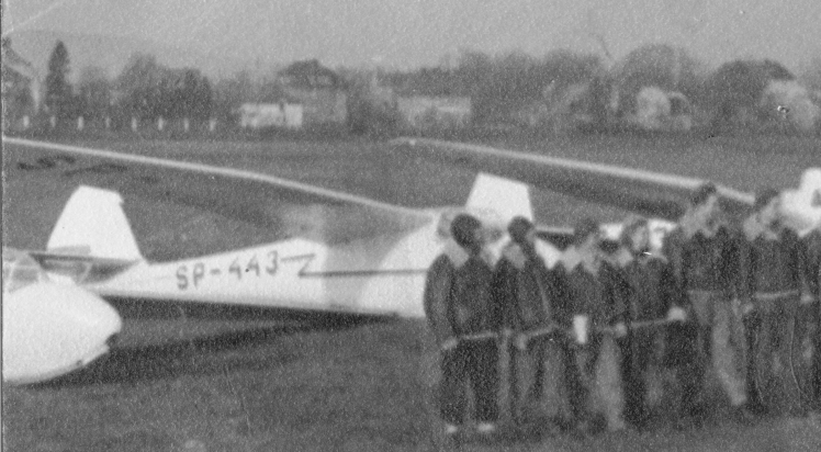 File:Sailplane IS-1 Sęp (SP-443) at Jeżów Sudecki airport.png