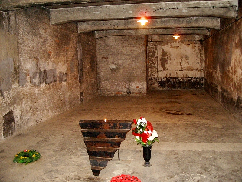 File:Aushwitz I gas chamber memorial.jpg