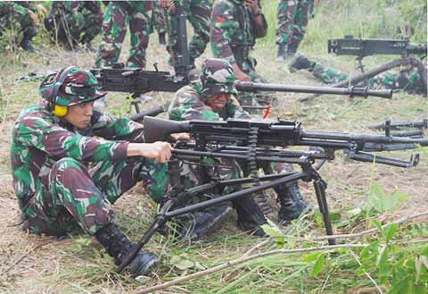 File:Soldiers of Infantry Battalion 611 "Awang Long" during Squad Weapons Shooting Practice.jpg