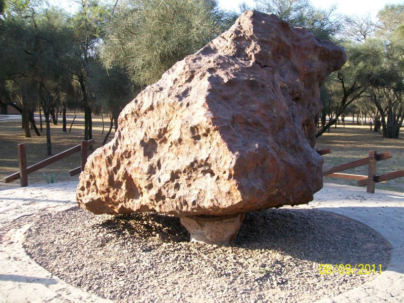 File:Campo del Cielo meteorite, El Chaco fragment, S.jpg