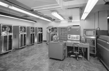 File:IBM 704 mainframe.gif