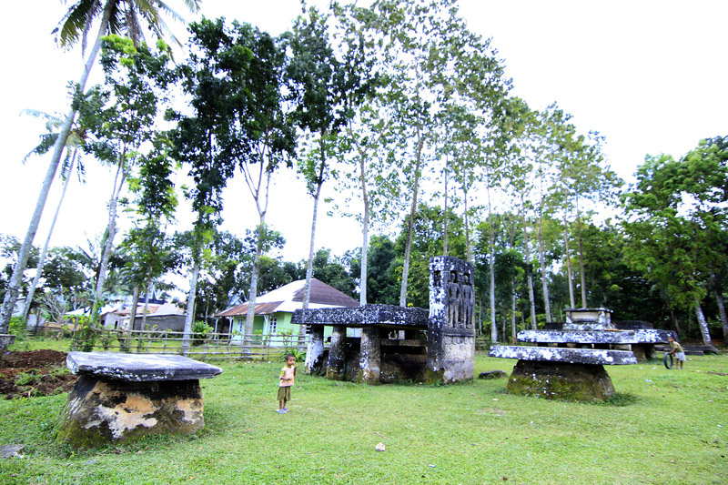 File:Megalithic Royal Grave Stone - Anakalang Central Sumba.jpg