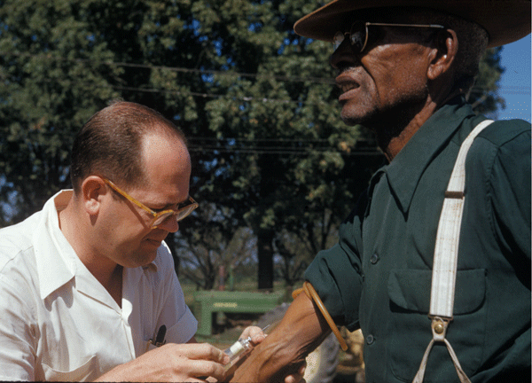 File:Tuskegee-syphilis-study doctor injects subject with placebo.gif