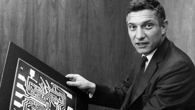 File:Robert Noyce with Motherboard 1959.png