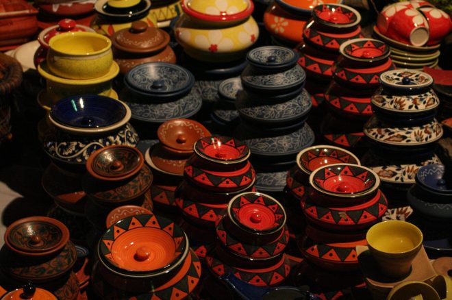 File:Traditional pottery in Dilli Haat.jpg