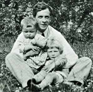 File:Julian Huxley and 2 sons.jpg