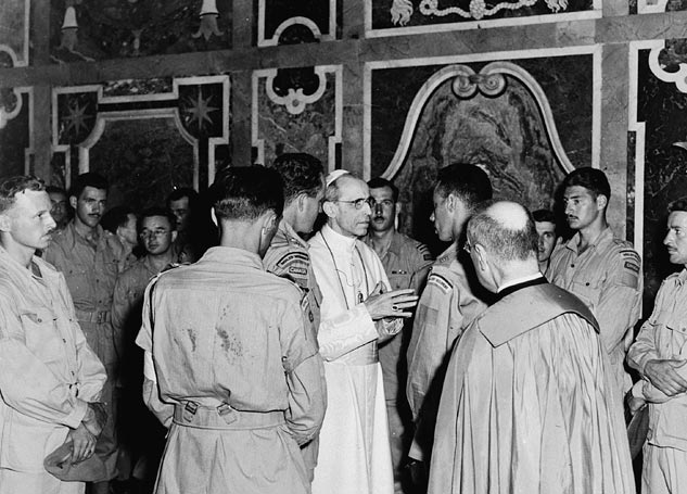 File:Members of the Royal 22e Regiment in audience with Pope Pius XII.jpg