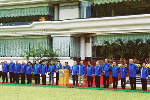 File:Vladimir Putin at APEC Summit in Brunei 15-16 November-9.jpg