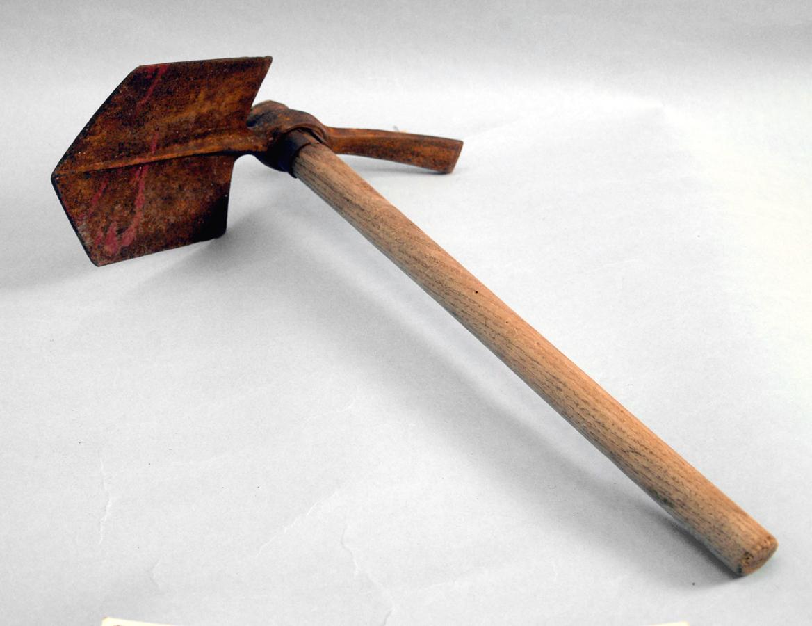 Engineering:Entrenching tool - HandWiki