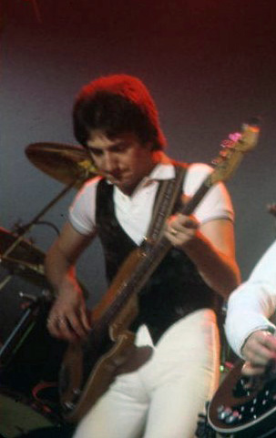 File:John Deacon (1977).jpg