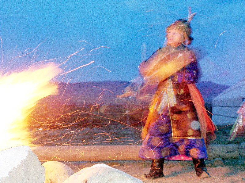 File:Schamanin während einer Kamlanie-Zeremonie am Feuer in Kysyl.jpg