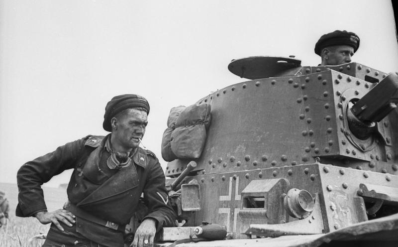 File:Bundesarchiv Bild 101I-769-0229-26, Frankreich, Panzersoldat, Panzer 38(t).jpg