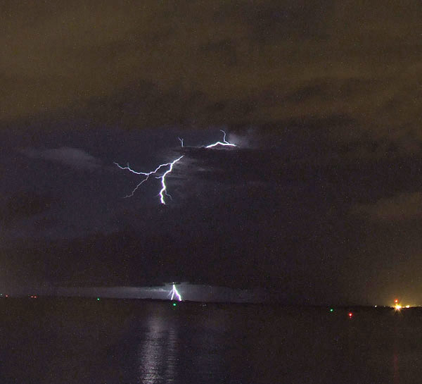 File:Anvil-to-ground lightning.jpg