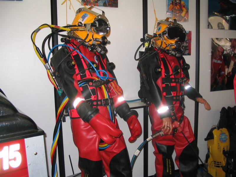File:Commercial diving equipment at Eudi Show 2006 adventurediving.it.jpg