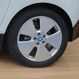 File:IAA 2013 BMW i3 (Mega Star Spoke style 427 wheel).jpg