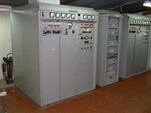 File:Two Siemens 20 Kw PEP Linear Amplifiers.jpg