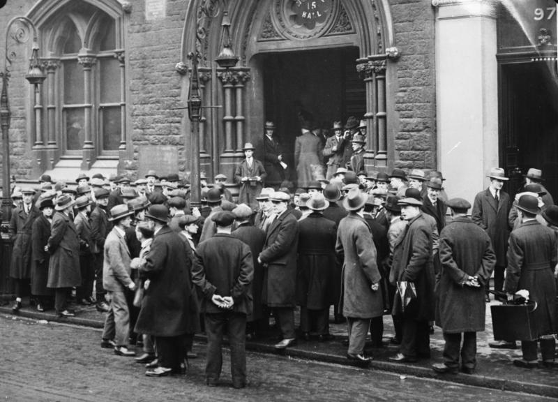 File:Bundesarchiv Bild 102-10246, England, Arbeitslose vor Gewerkschaftshaus.jpg
