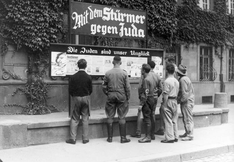 File:Bundesarchiv Bild 133-075, Worms, Antisemitische Presse, "Stürmerkasten".jpg