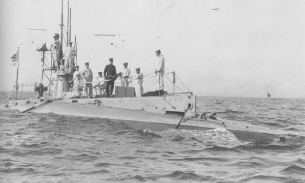 File:Japanese submarine HA-2 in 1921.jpg