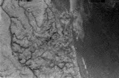 Drainage channels and shoreline on Titan, by Huygens probe.jpg