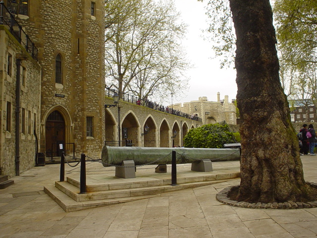 File:Tower of London interior.jpg