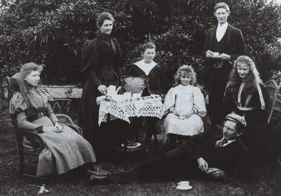 File:De Mole Family Portrait (c.1896).jpeg
