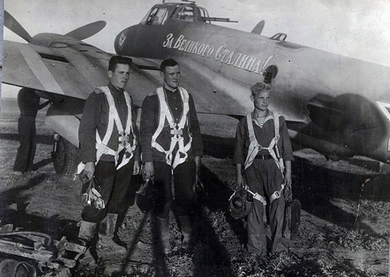 File:Экипаж пикирующего бомбардировщика Пe-2 «За великого Сталина» бомбардировочного авиаполка Черноморского флота после выполнени.jpg