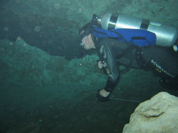 File:Cave diver running a reel.jpg
