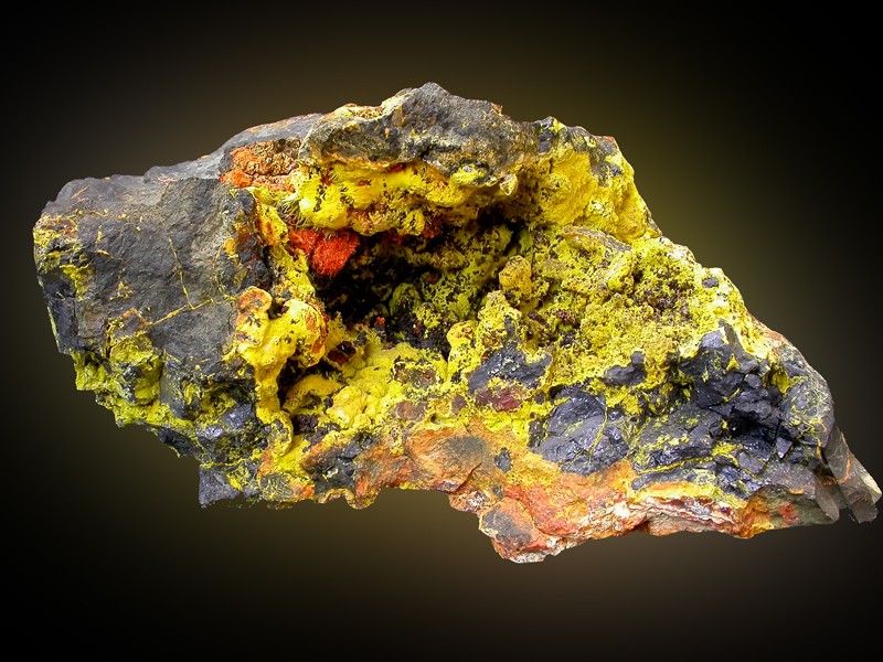File:Schoepite-Curite-Uraninite-214948.jpg